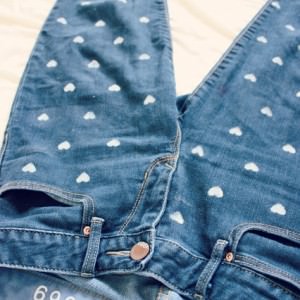 Upcycling: Jeans mit Herzen verzieren