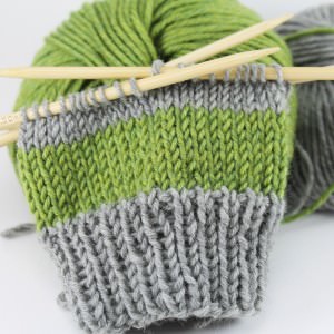 Einfache bunte Armstulpen stricken