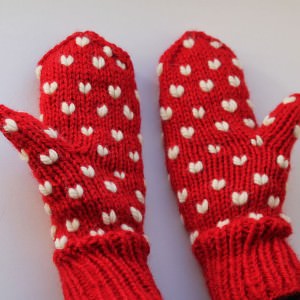 Handschuhe mit Herzen stricken