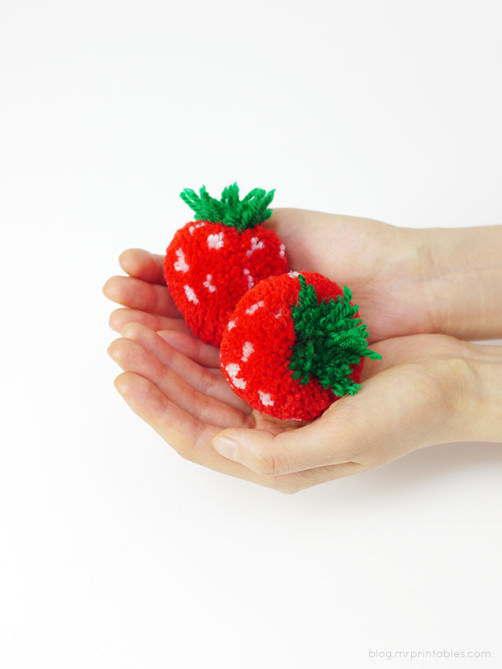 pompom Erdbeeren machen - schoenstricken.de