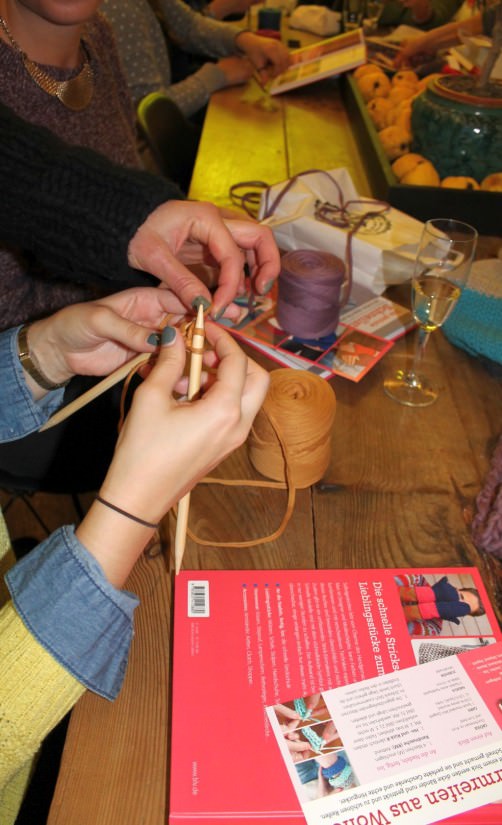Schnellstrickerbuch Party Armbänder stricken 1 schoenstricken.de