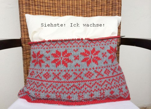 Advents-Knit-Along Norwegermusterkissen Teil 2 Muster 3 50x50cm auf Stuhl