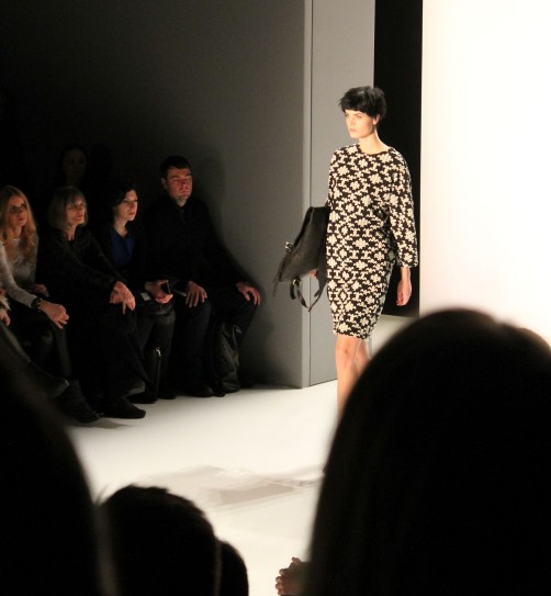 Kleid mit Strickprint Fashionweek Berlin schoenstricken.de