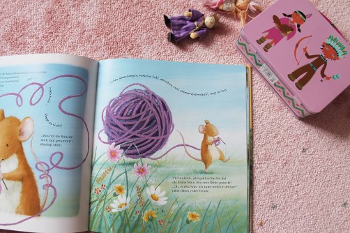 Die kleine Maus und der lila Schal Maus strickt schoenstricken.de