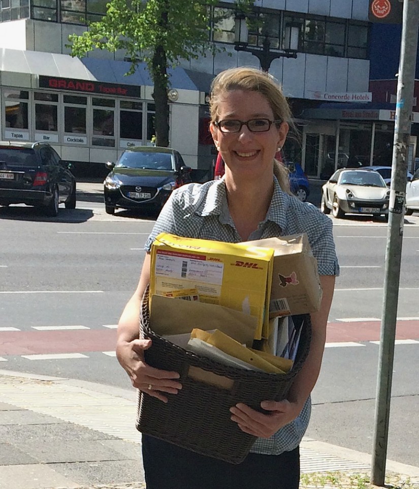 Katrin mit Post für Leni